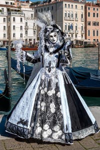 Costumi del Carnevale di Venezia davanti alla Madonna della Salute.