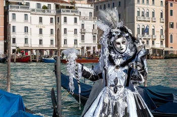 Costumi del Carnevale di Venezia davanti alla Madonna della Salute.