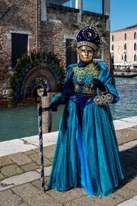 Costumi del Carnevale di Venezia davanti alla Madonna della Salute.