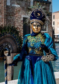 Costumi del Carnevale di Venezia davanti alla Madonna della Salute.