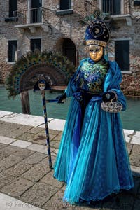 Costumi del Carnevale di Venezia davanti alla Madonna della Salute.