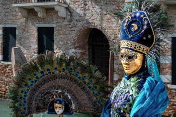 Costumi del Carnevale di Venezia davanti alla Madonna della Salute.