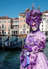 Costumi del Carnevale di Venezia davanti alla Madonna della Salute.