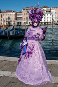 Costumi del Carnevale di Venezia davanti alla Madonna della Salute.