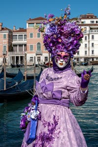 Costumi del Carnevale di Venezia davanti alla Madonna della Salute.