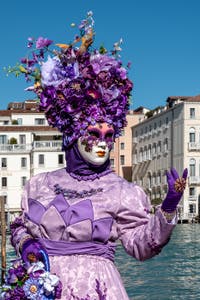 Costumi del Carnevale di Venezia davanti alla Madonna della Salute.