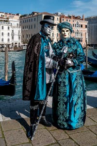 Costumi del Carnevale di Venezia davanti alla Madonna della Salute.