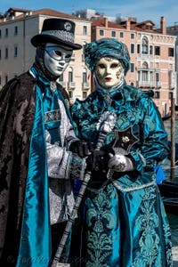 Costumi del Carnevale di Venezia davanti alla Madonna della Salute.