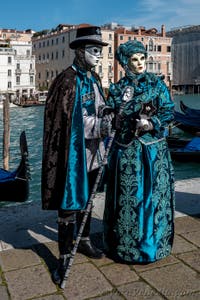 Costumi del Carnevale di Venezia davanti alla Madonna della Salute.