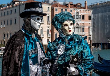 Costumi del Carnevale di Venezia davanti alla Madonna della Salute.