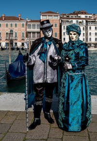 Costumi del Carnevale di Venezia davanti alla Madonna della Salute.