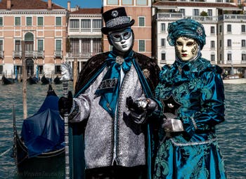 Costumi del Carnevale di Venezia davanti alla Madonna della Salute.