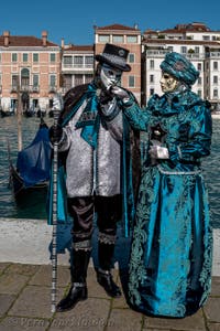 Costumi del Carnevale di Venezia davanti alla Madonna della Salute.