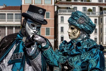 Costumi del Carnevale di Venezia davanti alla Madonna della Salute.