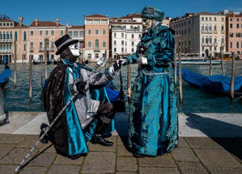 Costumi del Carnevale di Venezia davanti alla Madonna della Salute.