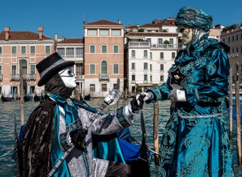 Costumi del Carnevale di Venezia davanti alla chiesa della Madonna della Salute.