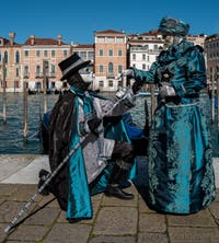 Costumi del Carnevale di Venezia davanti alla Madonna della Salute.