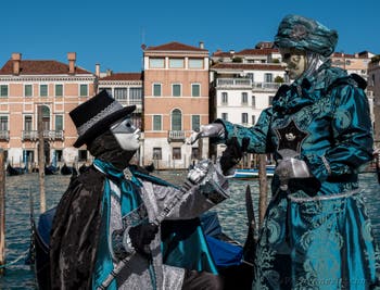 Costumi del Carnevale di Venezia davanti alla Madonna della Salute.