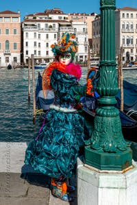 Costumi del Carnevale di Venezia davanti alla Madonna della Salute.