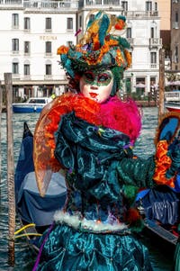 Costumi del Carnevale di Venezia davanti alla Madonna della Salute.