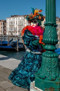 Costumi del Carnevale di Venezia davanti alla Madonna della Salute.