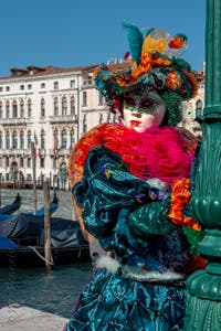 Costumi del Carnevale di Venezia davanti alla Madonna della Salute.