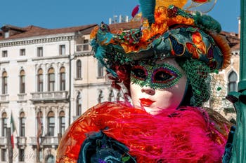 Costumi del Carnevale di Venezia davanti alla Madonna della Salute.