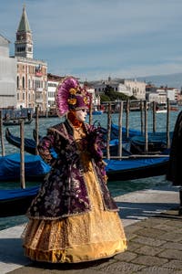 Costumi del Carnevale di Venezia davanti alla Madonna della Salute.