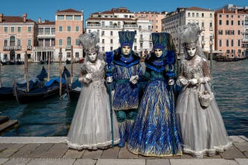 Costumi del Carnevale di Venezia davanti alla Madonna della Salute.