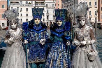 Costumi del Carnevale di Venezia davanti alla Madonna della Salute.