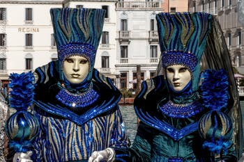 Costumi del Carnevale di Venezia davanti alla Madonna della Salute.