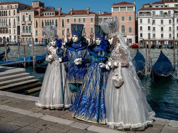 Costumi del Carnevale di Venezia davanti alla Madonna della Salute.