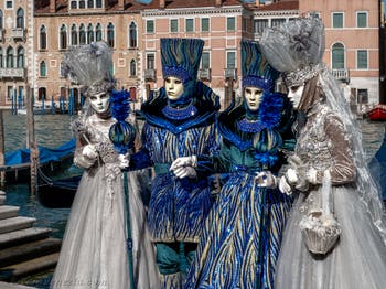 Costumi del Carnevale di Venezia davanti alla Madonna della Salute.