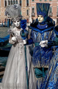 Costumi del Carnevale di Venezia davanti alla Madonna della Salute.