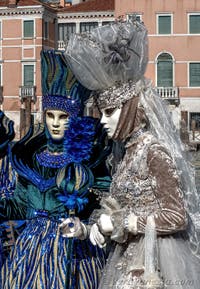 Costumi del Carnevale di Venezia davanti alla Madonna della Salute.