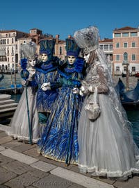 Costumi del Carnevale di Venezia davanti alla Madonna della Salute.