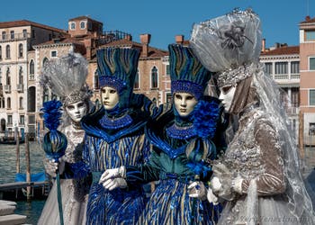 Costumi del Carnevale di Venezia davanti alla Madonna della Salute.