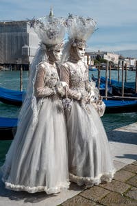 Costumi del Carnevale di Venezia davanti alla Madonna della Salute.