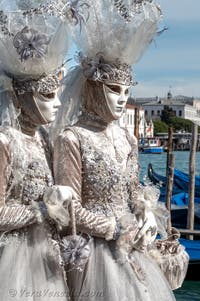 Costumi del Carnevale di Venezia davanti alla Madonna della Salute.