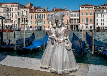 Costumi del Carnevale di Venezia davanti alla Madonna della Salute.