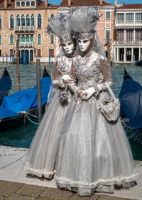 Costumi del Carnevale di Venezia davanti alla Madonna della Salute.