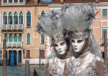 Costumi del Carnevale di Venezia davanti alla Madonna della Salute.