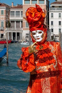 Costumi del Carnevale di Venezia davanti alla Madonna della Salute.