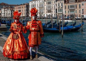 Costumi del Carnevale di Venezia davanti alla Madonna della Salute.