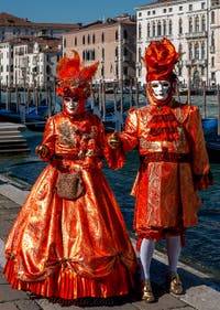 Costumi del Carnevale di Venezia davanti alla Madonna della Salute.