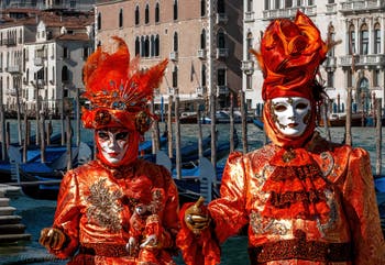 Costumi del Carnevale di Venezia davanti alla Madonna della Salute.