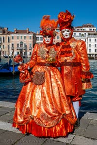 Costumi del Carnevale di Venezia davanti alla Madonna della Salute.