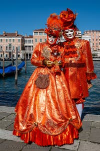 Costumi del Carnevale di Venezia davanti alla Madonna della Salute.