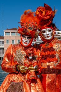 Costumi del Carnevale di Venezia davanti alla Madonna della Salute.