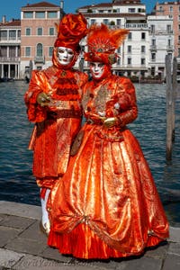 Costumi del Carnevale di Venezia davanti alla Madonna della Salute.